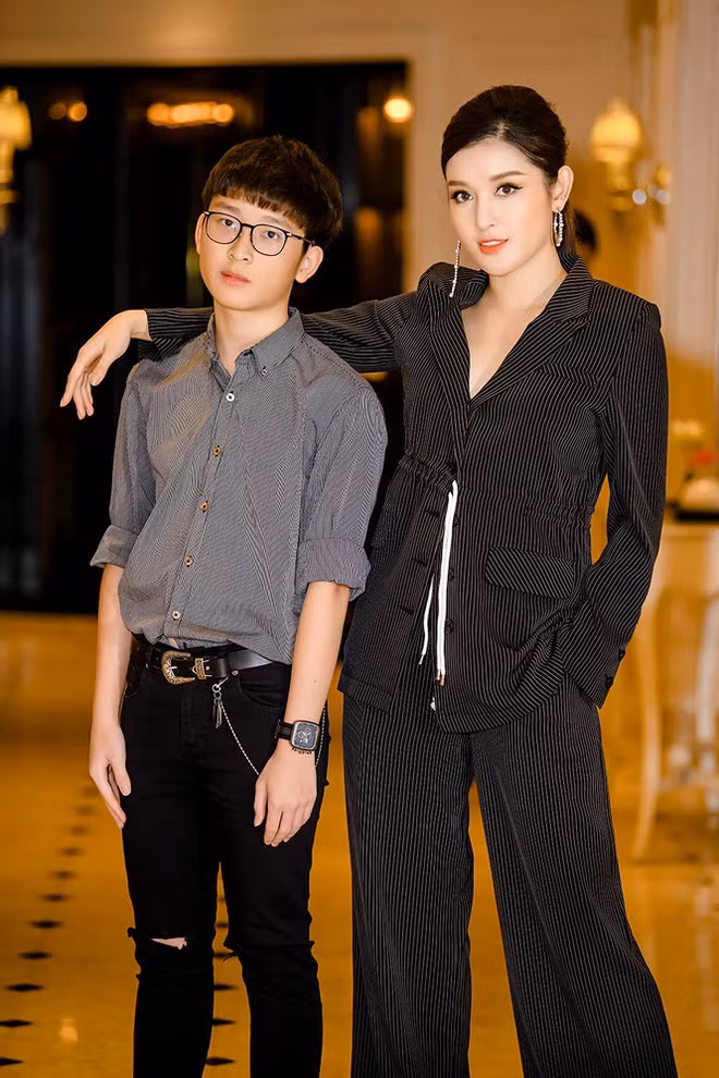 Trước đó, nhiều lần Việt Anh đồng hành cùng chị gái tại các sự kiện. 10X hiện theo học một trường quốc tế ở Hà Nội. Chỉ 16 tuổi, Việt Anh đã ra dáng thanh niên chững chạc khi đứng cùng chị gái.