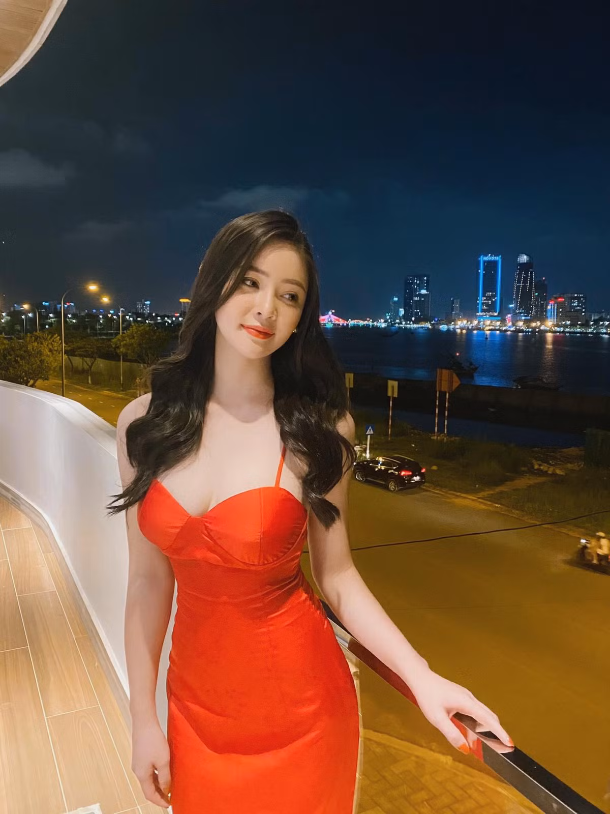 Nhiều người bị ngất lịm trước khuôn mặt xinh đẹp, đôi mắt to tròn, nước da trắng mịn cùng 3 vòng bốc lửa và một gia thế sang chảnh bậc nhất của cô nàng.
