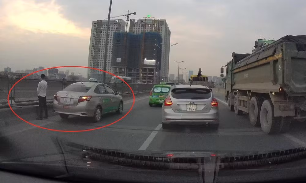 Đây không phải là lần đầu tiên, cánh lái xe ô tô có những hành động cực kỳ mất điểm khiến ai nấy đều lắc đầu ngao ngán.
