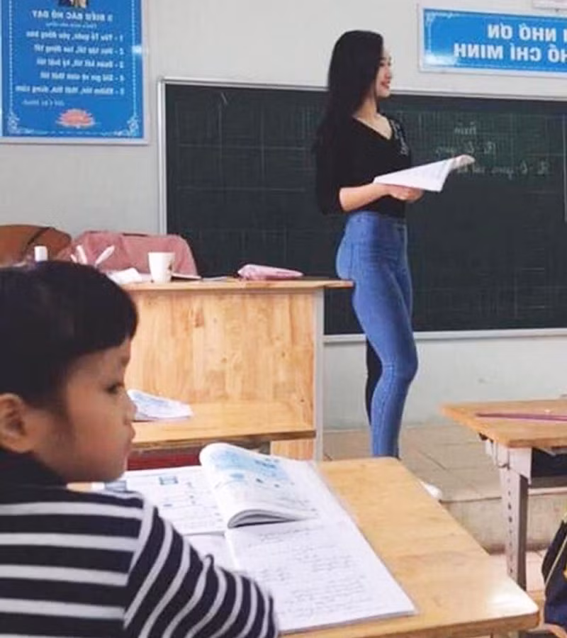 Trước Thu Hà cũng từng có rất nhiều cô giáo tiểu học gây sốt trên mạng xã hội nhờ ngoại hình xinh đẹp và giản dị.