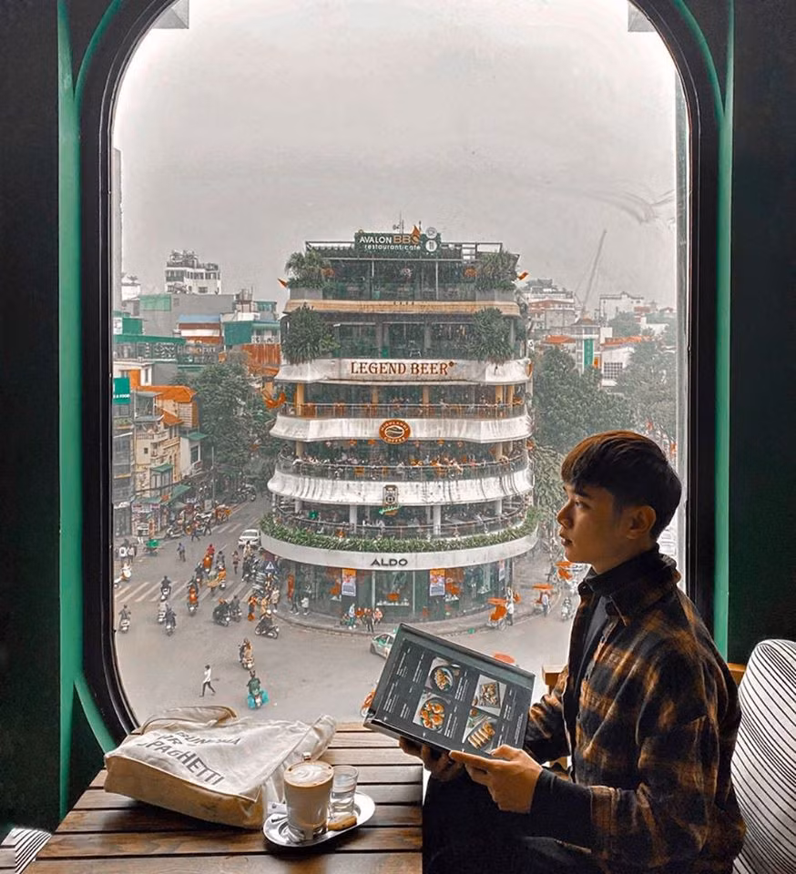 Ô cửa sổ này thuộc quán Coffee Club 3, tọa lạc trên trên 4 của tòa nhà ngay bờ hồ Hoàn Kiếm.
