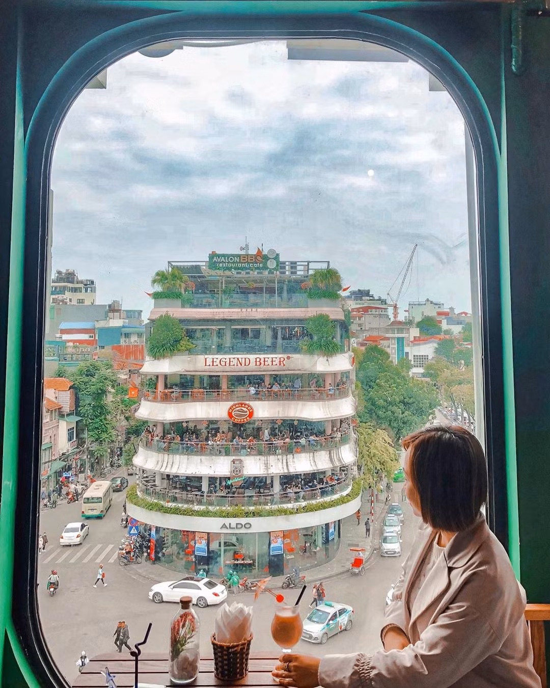 Không chỉ phục vụ hội nghiện "sống ảo", đây là góc ngồi cho những người muốn ngắm thành phố, nhìn dòng người hối hả trên đường nhưng lại ngại nắng nóng, bụi bặm.