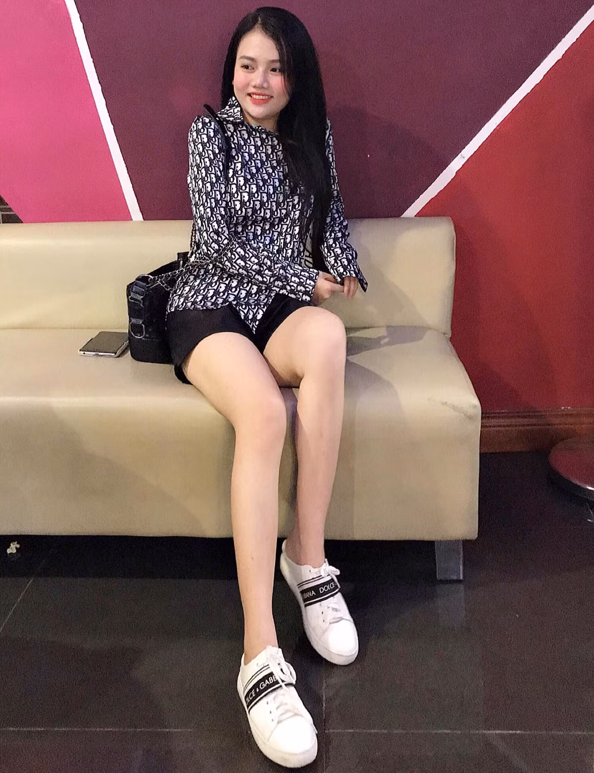Dù xinh đẹp nhưng khuôn mặt của T.X có vẻ thiếu tự nhiên và có phần thô cứng, nhiều ý kiến cho rằng cô nàng đã trải qua các thủ thuật thẩm mỹ mới có thể sở hữu nhan sắc như hiện tại.