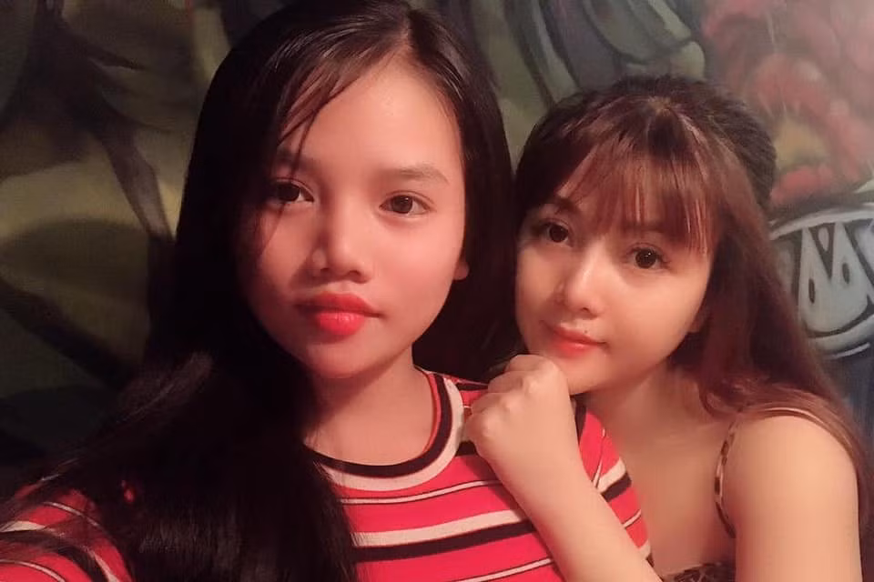 Bên cạnh đó, nhan sắc của cô nàng cũng là chủ đề bàn tán của cộng đồng mạng. Cô gái có khuôn mặt khá ưa nhìn với đôi mắt to, các đường nét nhỏ nhắn và mái tóc dài thướt tha.