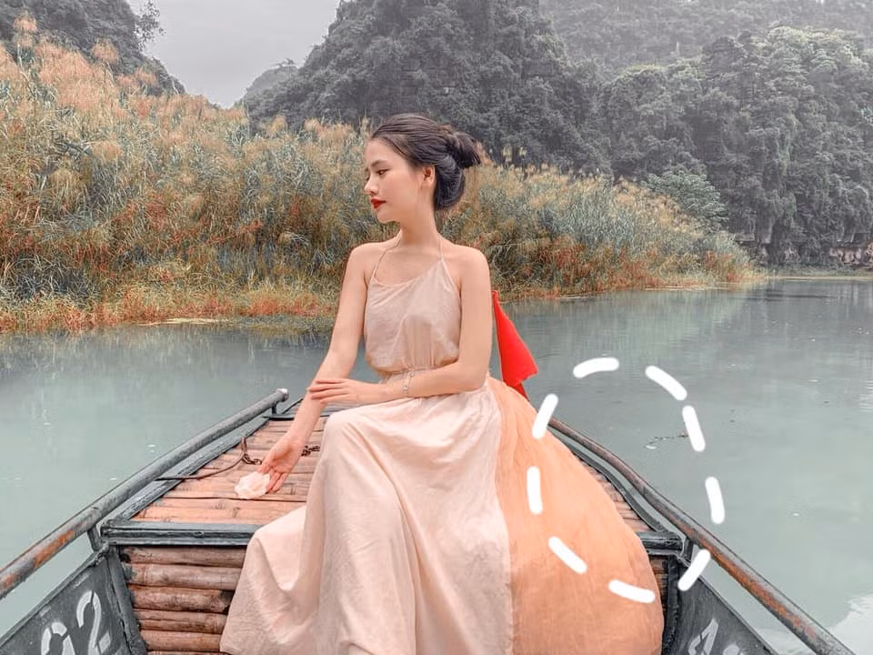 Một số tấm ảnh cũng bị dân mạng tìm ra bằng chứng cho thấy T.X chỉnh sửa ảnh quá đà đến méo cả thanh sắt, cầu tre cong vút rất bất hợp lý.