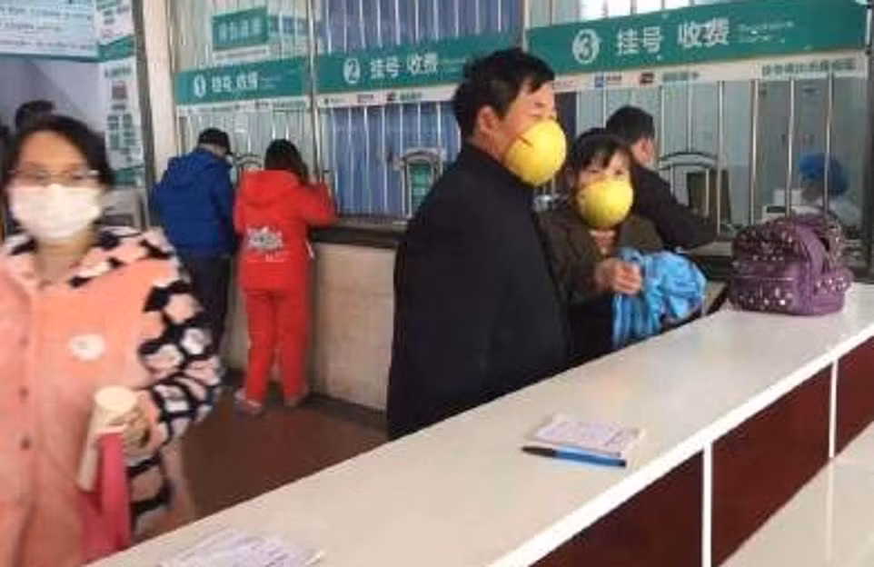 Không chỉ bưởi, cam,...vỏ dưa gang cũng được tận dụng để làm thành khẩu trang trong thời buổi dịch bệnh hoành hành, bão giá dụng cụ y tế. Thôi thì cứ tìm cái để bịt mũi bịt miệng trước đã, có tác dụng hay không thì tính sau.
