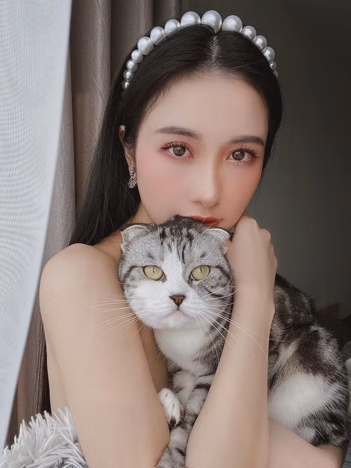 Jun Vũ tên thật là Vũ Phương Anh (sinh năm 1995 tại Hà Nội). Cô nàng sang Thái Lan sinh sống cùng gia đình từ năm 15 tuổi. Sau đó, hot girl trở về Việt Nam để phát triển sự nghiệp nghệ thuật.