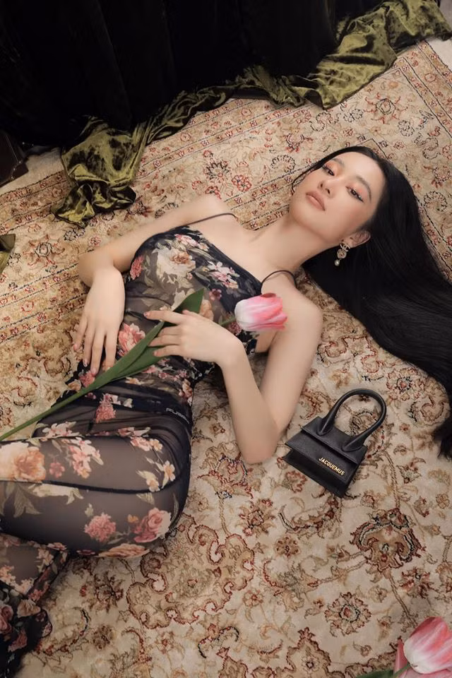 "Quá xinh luôn, chưa thấy ai chụp ảnh quyến rũ, mặc đồ xuyên thấu mà lại có thiện cảm thế này", "Vừa lộ lại không lộ, cách tạo dáng thông minh thật", "Váy này chắc có lớp lót màu da bên trong chứ nhỉ? Không thể vừa kín vừa hở thế này" - Dân mạng bình luận.