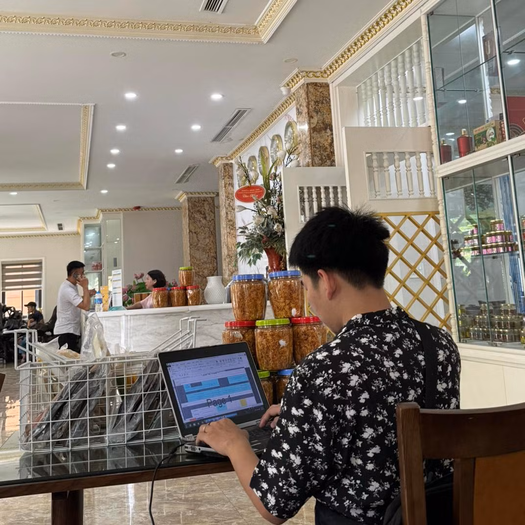 Một cô vợ đã dăng tải hình ảnh chồng mình trong suốt chuyến du lịch. Anh chồng vẫn có mặt với vợ ở các địa điểm, thế nhưng kè kè bên là chiếc lap top để ngồi làm việc.
