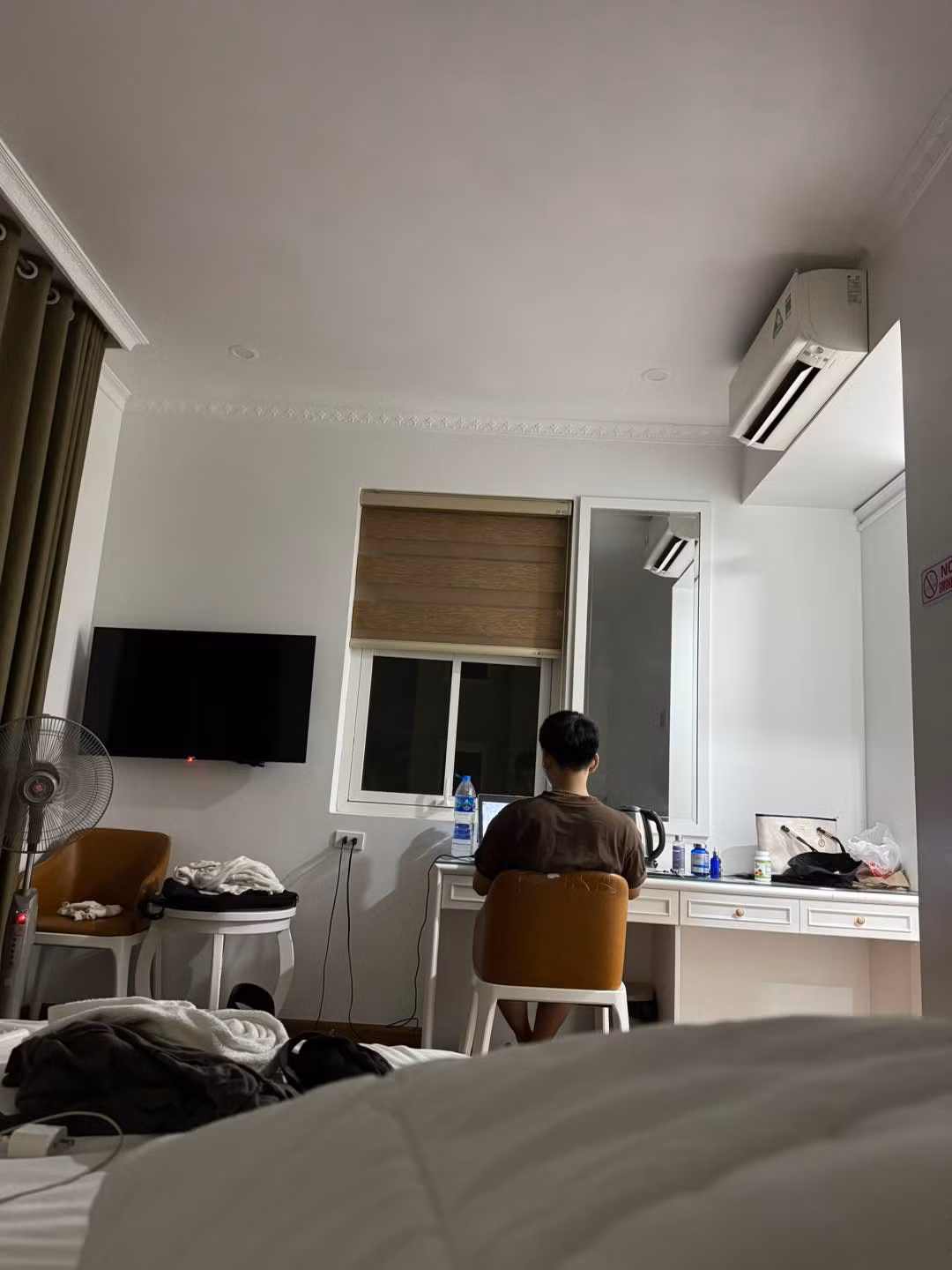 Đi du lịch nhưng địa điểm check-in nhiều nhất là phòng khách sạn.