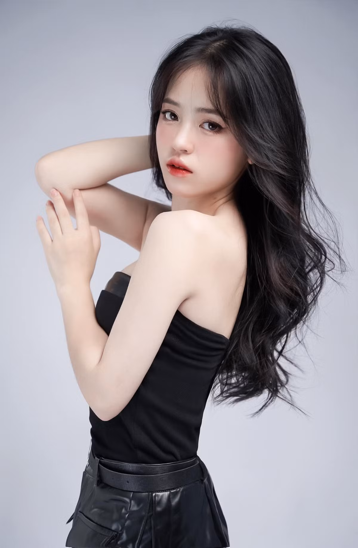 Bẵng đi một thời gian, Vương Sinh "mất tích" trên mạng xã hội vì bị mất Facebook. Có hàng loạt những tài khoản khác giả mạo được lập ra. Hiện tại trang Facebook chính của cô có hơn 40 ngàn người theo dõi.