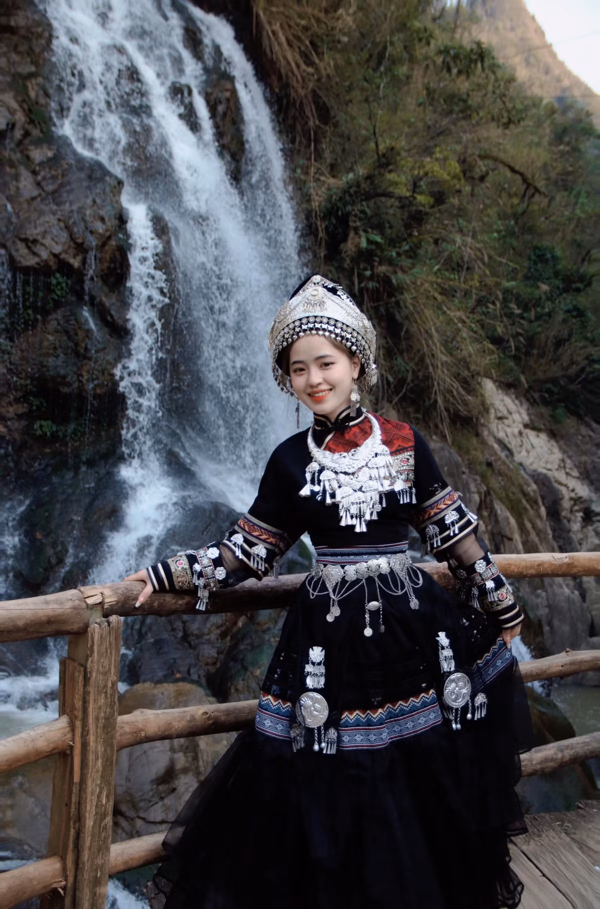 Có thể thấy, dù đã lớn nhưng Sinh vẫn giữ được nét xinh đẹp, trong sáng ngày nào.