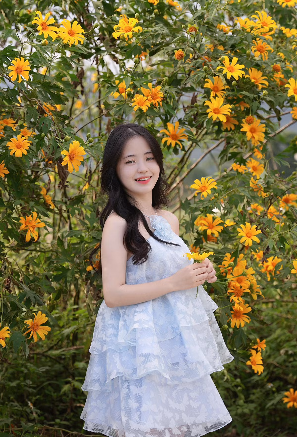 Không chỉ bán hàng, nhiều lần, cô gái 15 tuổi còn hát tặng người mua những câu hát của dân tộc Mông.