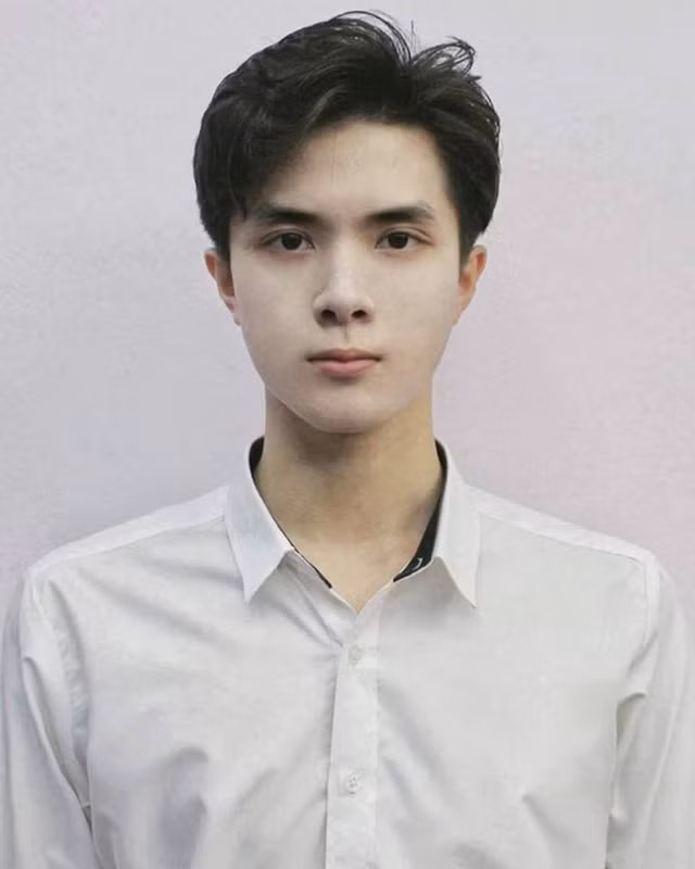"Soái ca ảnh thẻ" Đàm Ngọc Sơn cũng là gương mặt nổi lên nhờ vẻ ngoài "cực phẩm". Nam sinh sinh năm 2000, là sinh viên K43, trường đại học Luật Hà Nội.