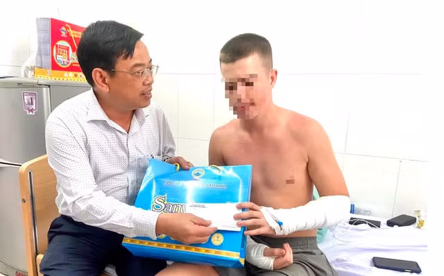 Chủ tịch UBND TP.Nha Trang đến bệnh viện thăm hỏi du khách người Anh bị chó dữ tấn công. Việc liên tiếp các vụ chó thả rông cắn người nhập viện trên đường phố đã khiến không ít người cảm thấy sợ hãi. Nhiều người cho rằng cần có biện pháp mang tính răn đe hơn nữa để hạn chế các trường hợp đáng tiếc như trên xảy ra.