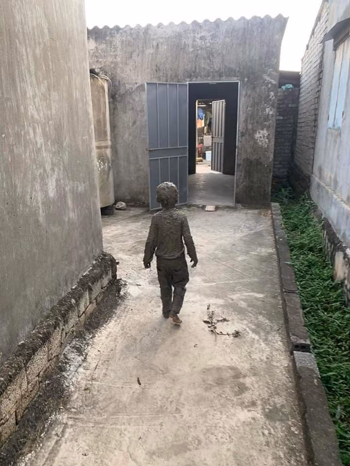 Nhiều người bày tỏ không nhịn nổi cười: "Bà tâm thâm tâm gào thét không biết mấy đứa này bao giờ mới hết nghỉ hè đây", "kỉ niệm tuổi thơ, sau này xem lại chắc sẽ cười nhiều lắm", "chịu luôn đấy haha".