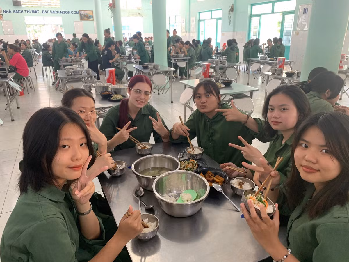"Tuy khác dòng máu nhưng em vẫn được các Thầy Cô giảng viên và các bạn đối xử công bằng, bình đẳng, sinh hoạt và học tập cũng diễn ra như nhau khiến em càng cảm nhận được tinh thần đoàn kết rõ ràng hơn, không bị cảm giác bơ vơ lạc lõng, ngược lại em được giao lưu, kết nối thêm nhiều bạn mới ở các khoa và bộ môn khác nhau" - Pika Veselina vui vẻ thừa nhận.