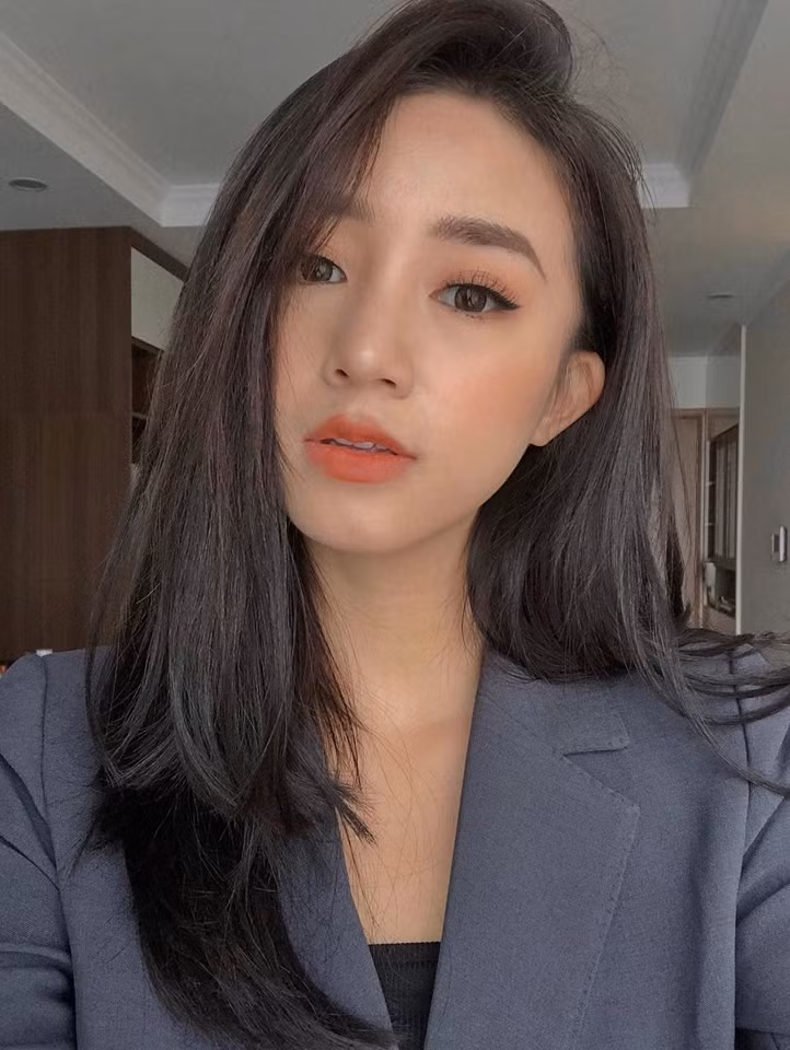 Sau đó, cô nàng bắt đầu tích cực hoạt động nghệ thuật bằng cách tham gia phim truyền hình Cầu vồng tình yêu và xuất hiện tại một số chương trình giành cho giới trẻ. Được yêu mến nhờ ngoại hình mũm mĩm nhưng hot girl Hà Thành quyết tâm giảm cân để trở nên xinh đẹp hơn.