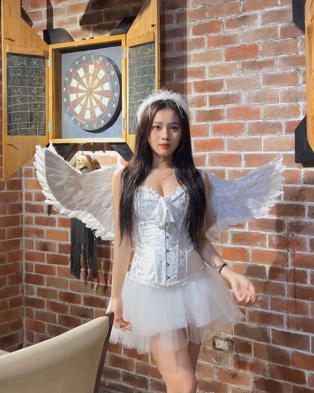Chuyện tình của cô với chàng cầu thủ điển trai được rất nhiều người quan tâm và ngưỡng mộ.