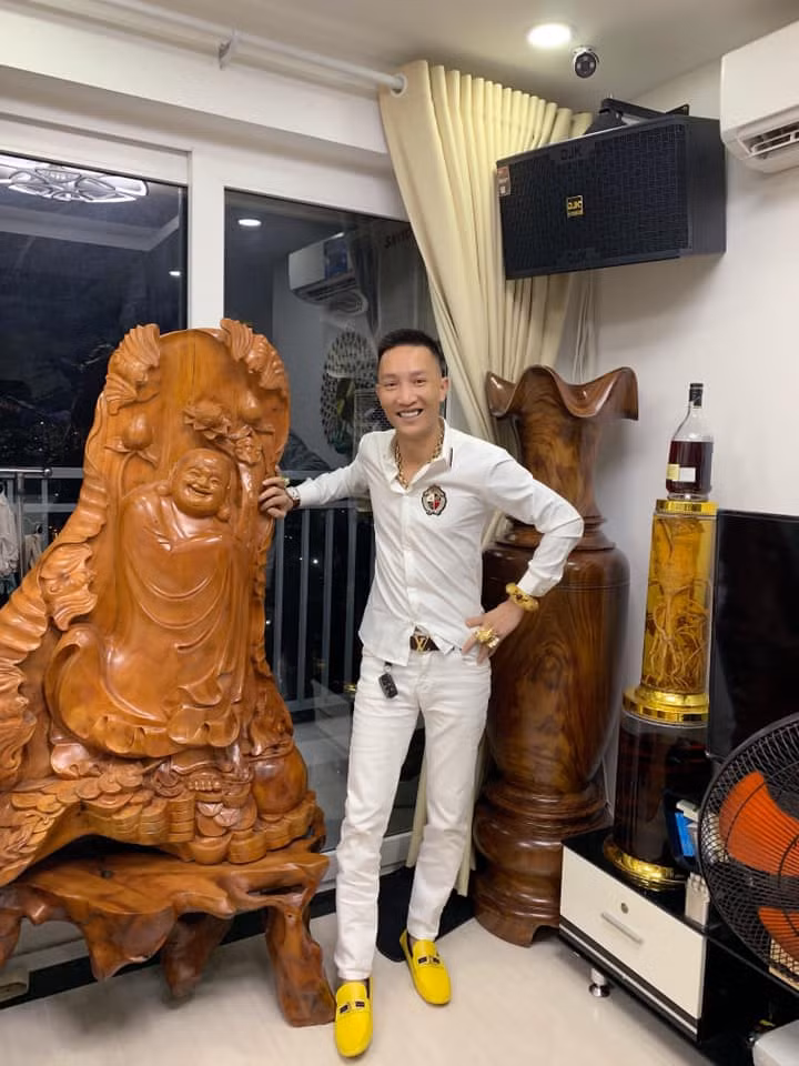 Anh thường xuyên lên Facebook khoe tiền, khoe xe, khoe vàng thậm chí quay clip đi đòi nợ, dạy đời theo kiểu giang hồ cực kỳ phản cảm.