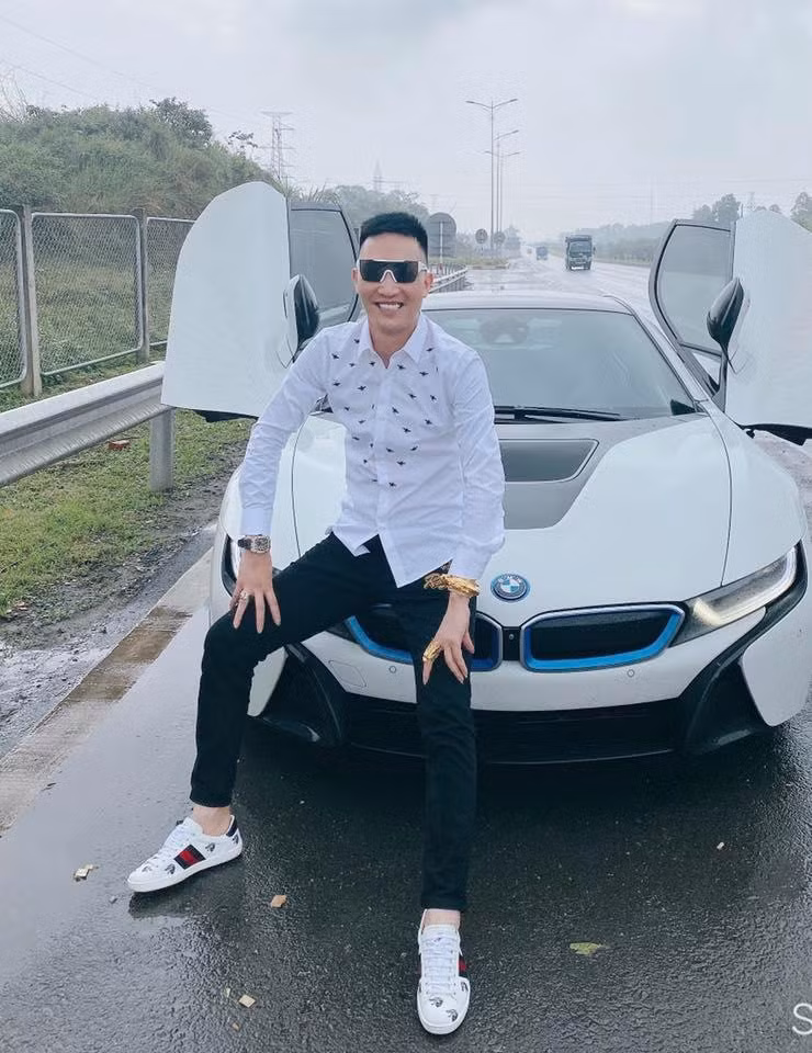 Không chỉ có vậy, Huấn Hoa Hồng còn ngang nhiên đăng tải hình ảnh lên trang mạng xã hội cá nhân. Hành động của anh được nhận xét là gây nguy hiểm cho bản thân và người tham gia giao thông khác.