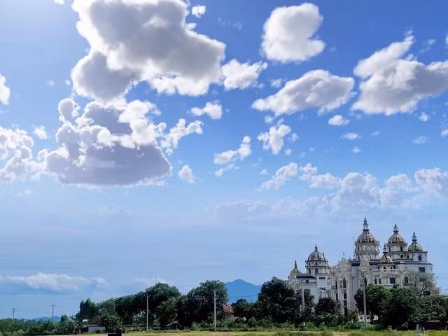 Được biết, chủ nhân của 3 toà lâu đài này là 3 anh em Phạm Văn Định, Phạm Văn Sắc và Nguyễn Tiến Bằng (hay còn gọi là Bằng Kyo), chuyên kinh doanh trong lĩnh vực phụ kiện điện thoại và bất động sản.