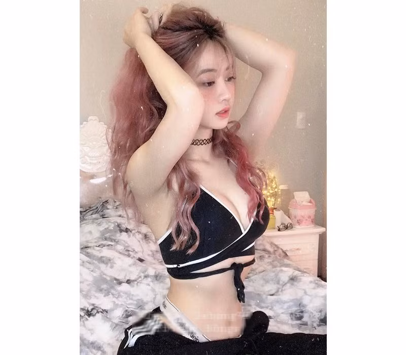 Lê Bống tên thật là Lê Xuân Anh, hiện là nữ sinh năm cuối của trường Đại học Mỹ thuật công nghiệp và đang rất được chú ý với vai trò người mẫu ảnh và quảng cáo,...