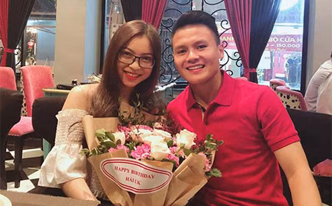 Sau dính tin đồn "đường ai nấy đi" với Nhật Lê hồi tháng 9/2019, Quang Hải liên tục được cho rằng hẹn hò với các hot girl. Thế nhưng nam cầu thủ chưa từng công khai hẹn hò, đồng thời cho biết hiện chỉ muốn tập trung cho sự nghiệp sân cỏ.