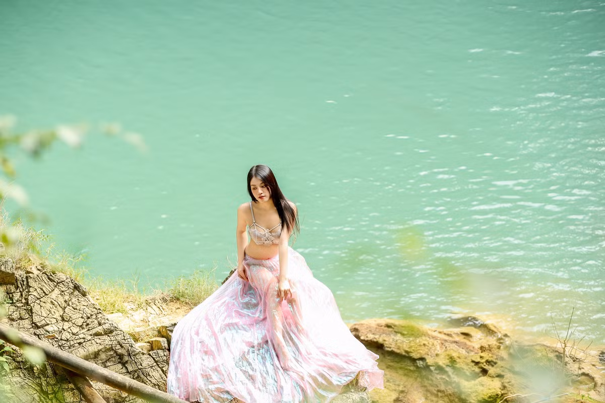 Giữa khung cảnh lung linh của nước non, núi rừng, cô nàng này được nhiều người ví như "thiên thần" vừa chạm đến chốn trần gian.