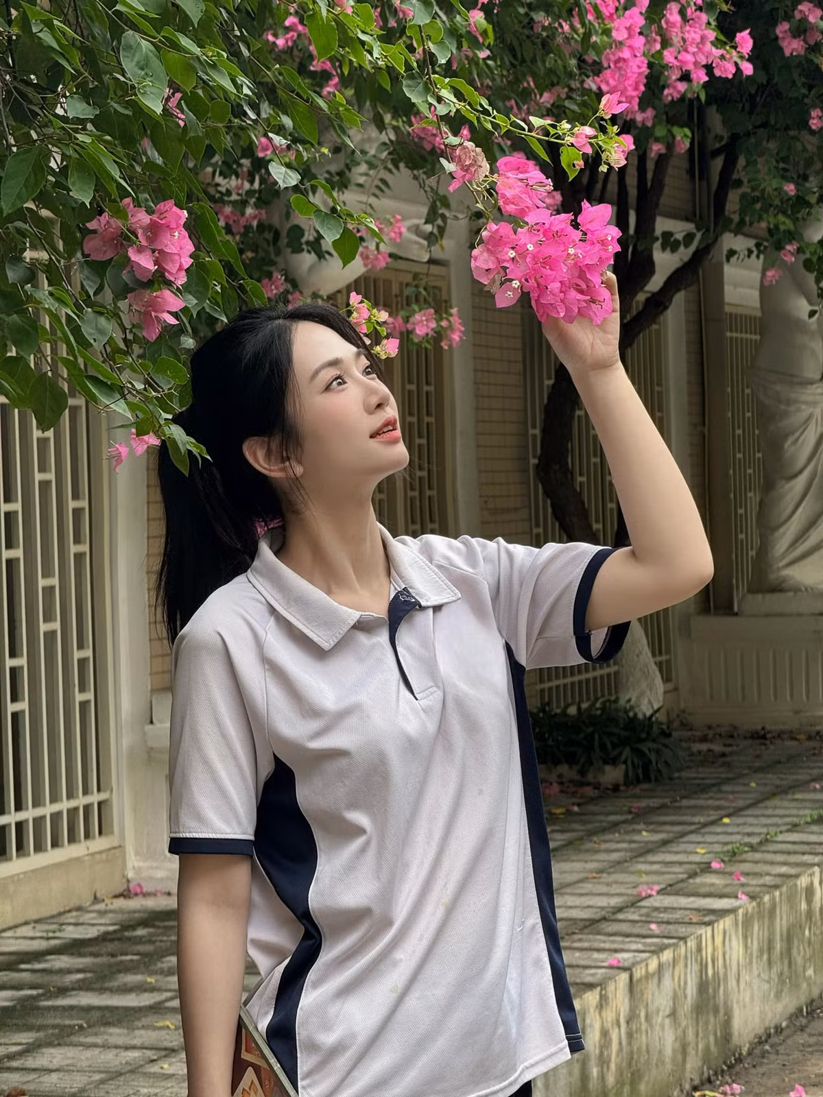 Trào lưu "thanh xuân vườn trường" thời gian qua quay lại và trở nên vô cùng thịnh hành, rất nhiều người đẹp, hot girl đã thức sức với trend này và trong đó không thể thiếu cái tên Lê Bống.