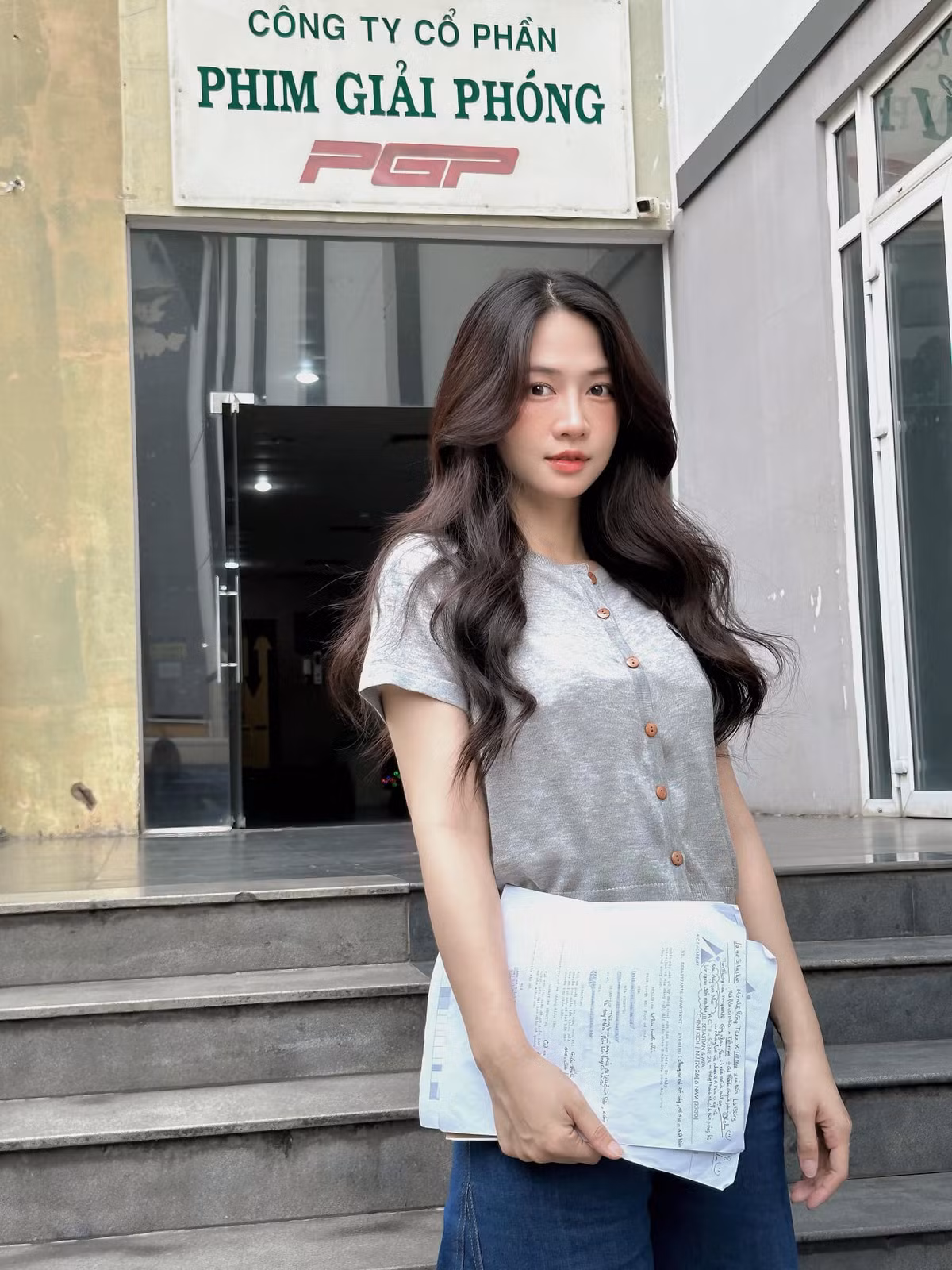 Thời gian qua, Lê Bống tích cực thay đổi hình ảnh của mình. Không còn là nàng hot girl với lối ăn mặc cứ lên sóng là bị mắng, thay vào đó người đẹp biết cách tiết chế nhưng vẫn đẹp miễn chê.