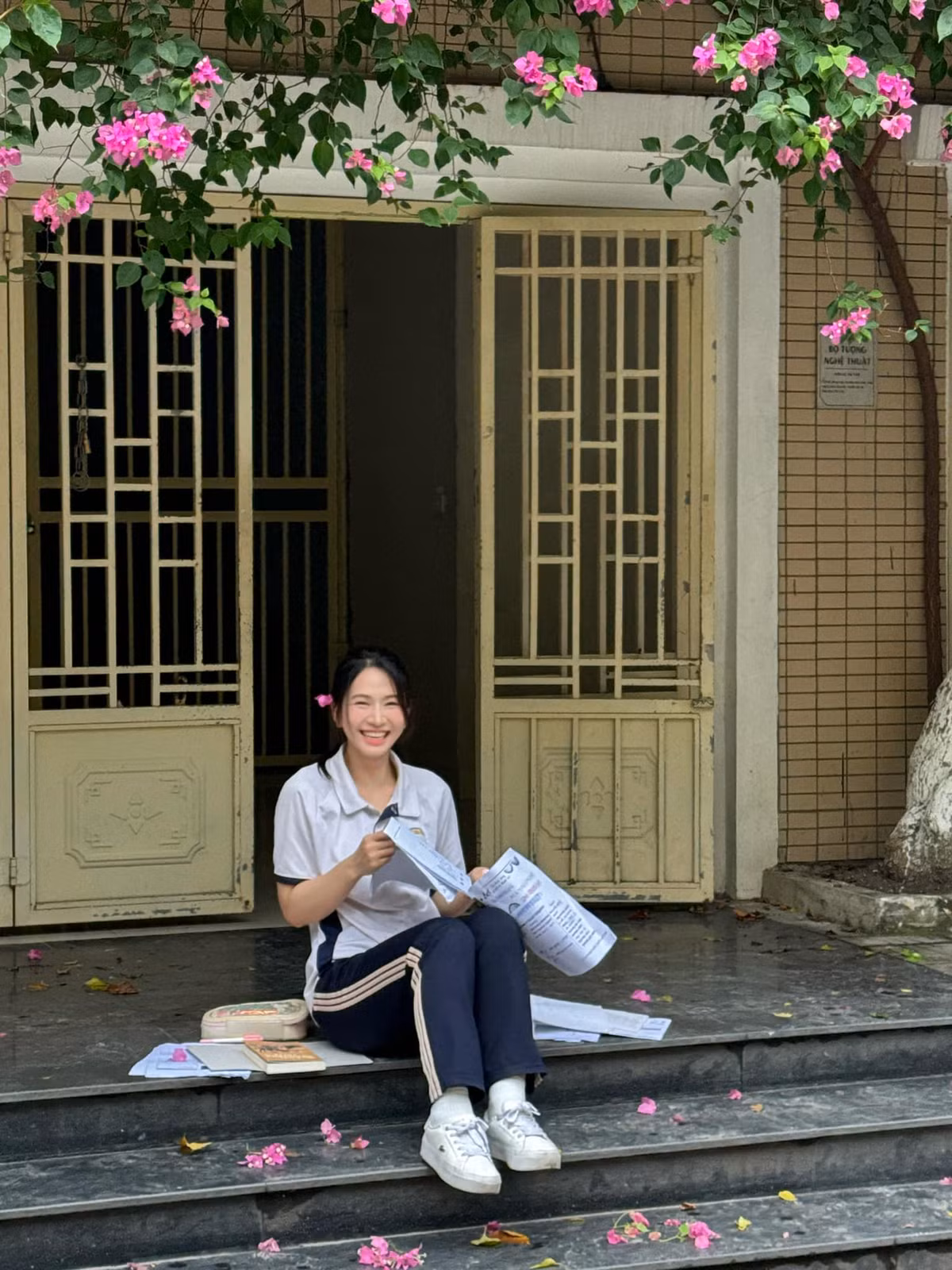Mới đây, nàng hot girl từng bị gắn mác thị phi một thời đã khoe bộ ảnh thanh xuân vườn trường được thực hiện tại ĐH Mỹ thuật Công nghiệp.