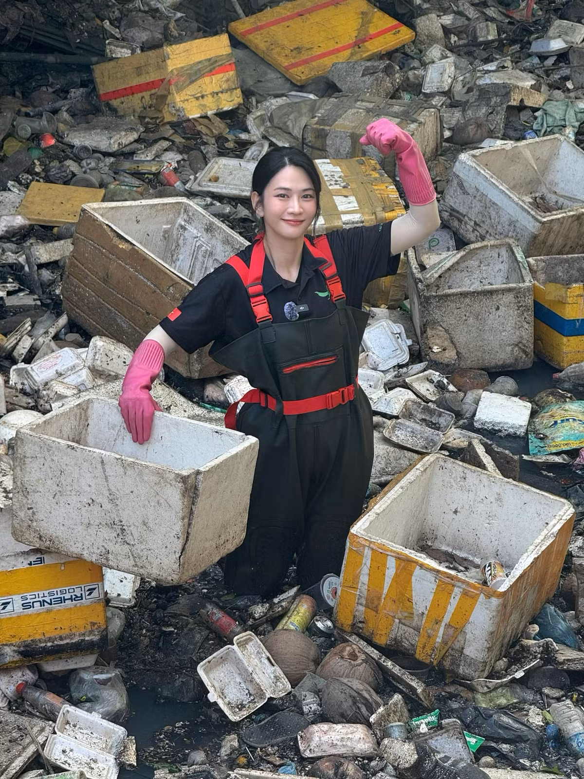 Bên cạnh công việc MC, diễn viên, thời gian qua Lê Bống khá tích cực tham gia những hoạt động cộng đồng.