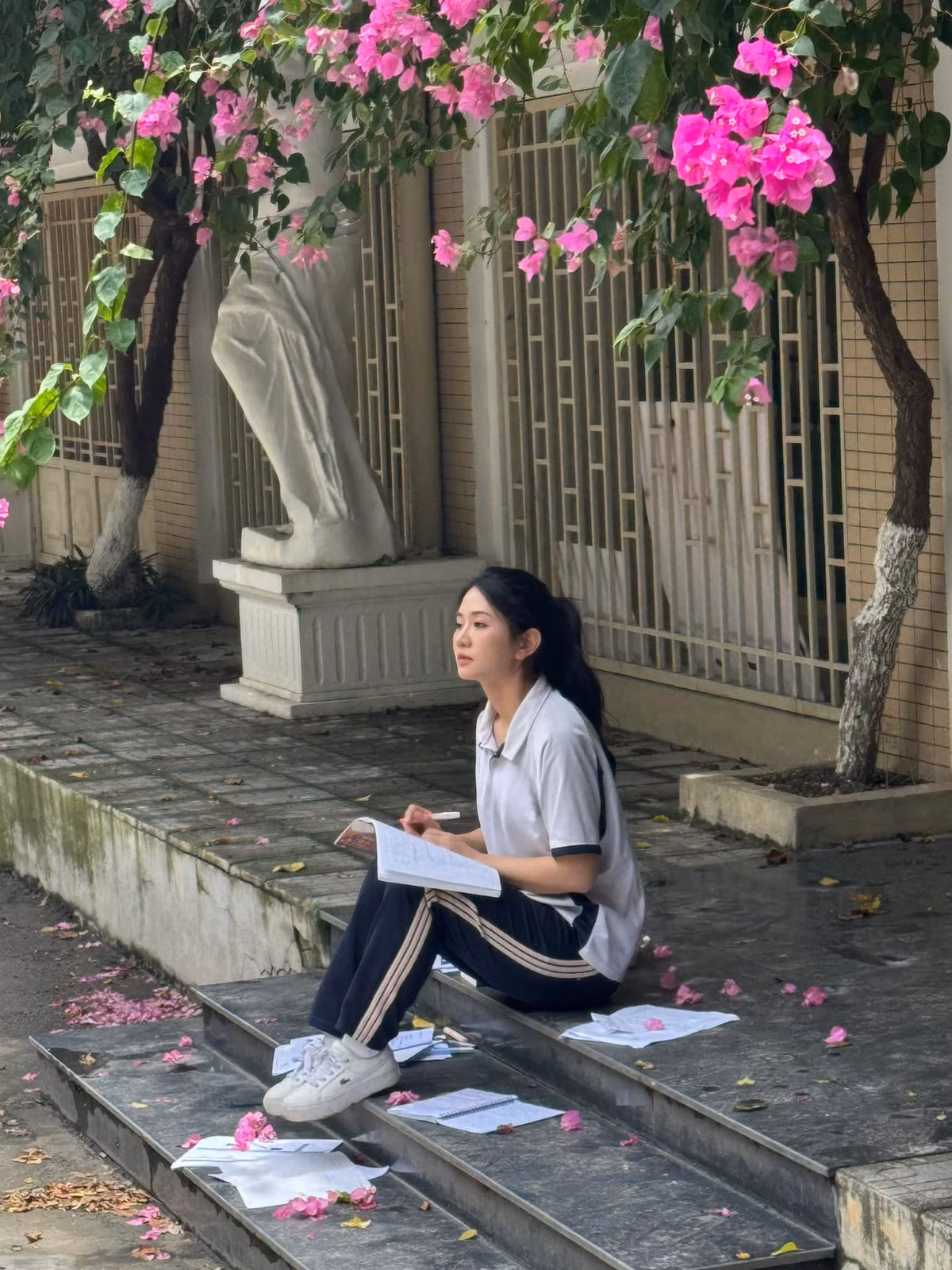 Với background khá trend thời gian qua là dàn hoa giấy những bức ảnh đu trend "thanh xuân vườn trường của Lê Bống nhận về vô vàn lời khen từ netien.