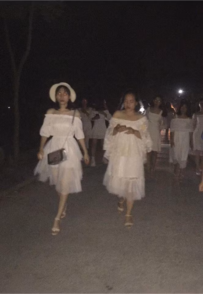 Hay thậm chí cố tình "dìm hàng" như được cắt ra từ bộ phim kinh dị bởi biểu cảm... khó diễn tả bằng lời của các em học sinh.