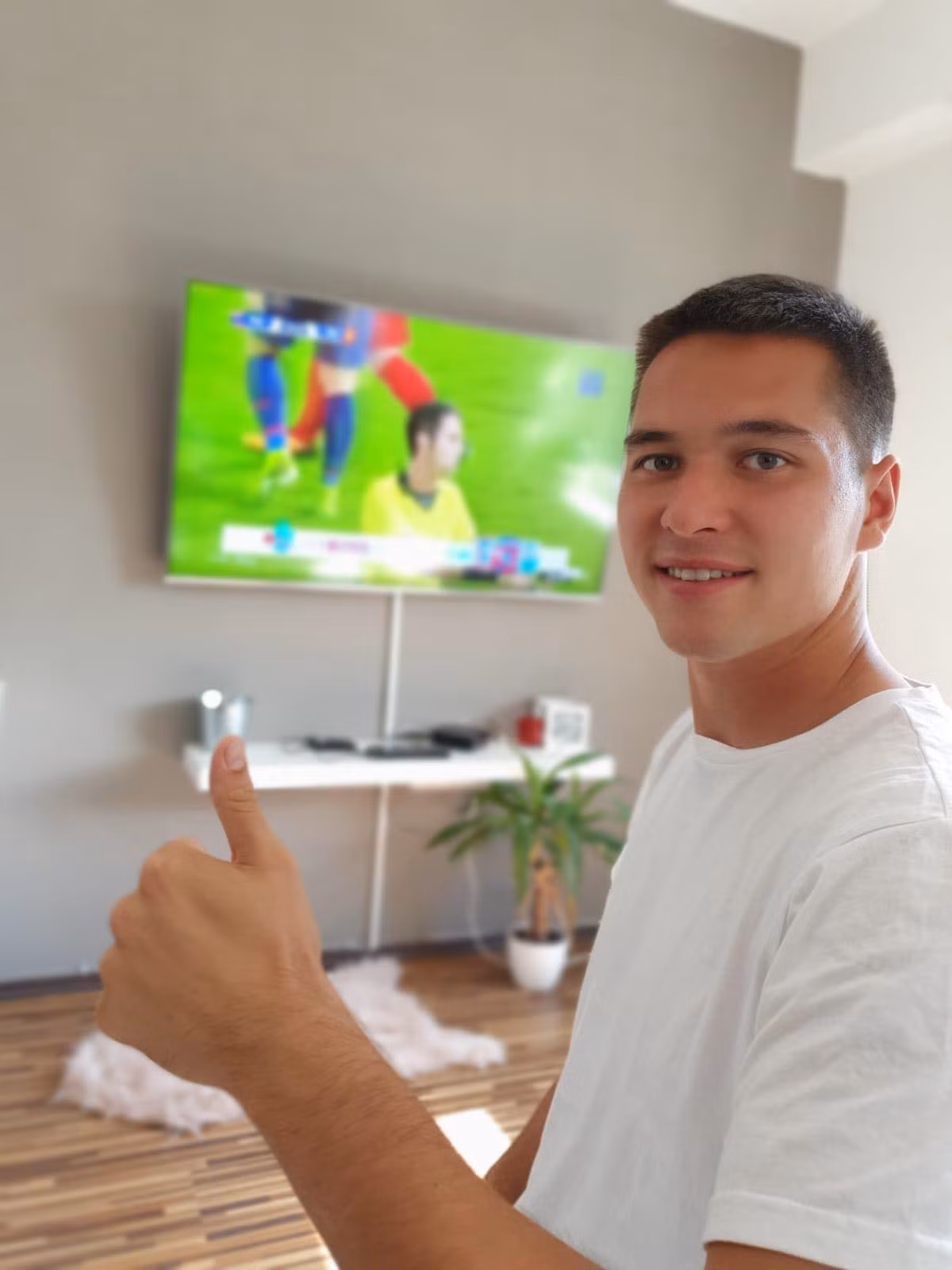 Trên trang fanpage, Filip Nguyễn thường xuyên đăng tải trạng thái, hình ảnh cổ vũ đội quân của HLV Park Hang-seo tại các giải đấu.