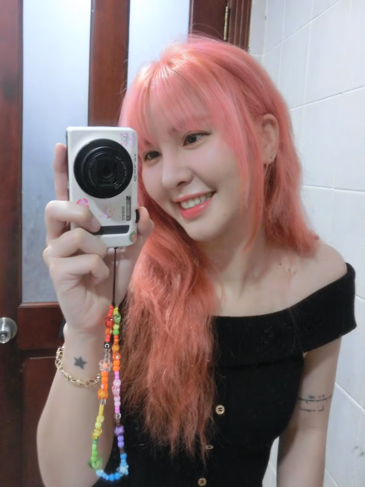 Nhiều người rất ủng hộ cô nàng trên con đường mới: "Rồi em sẽ lại tìm được 1 người phù hợp hơn thôi, cánh cửa này đóng lại thì sẽ có 1 cánh cửa khác mở ra".