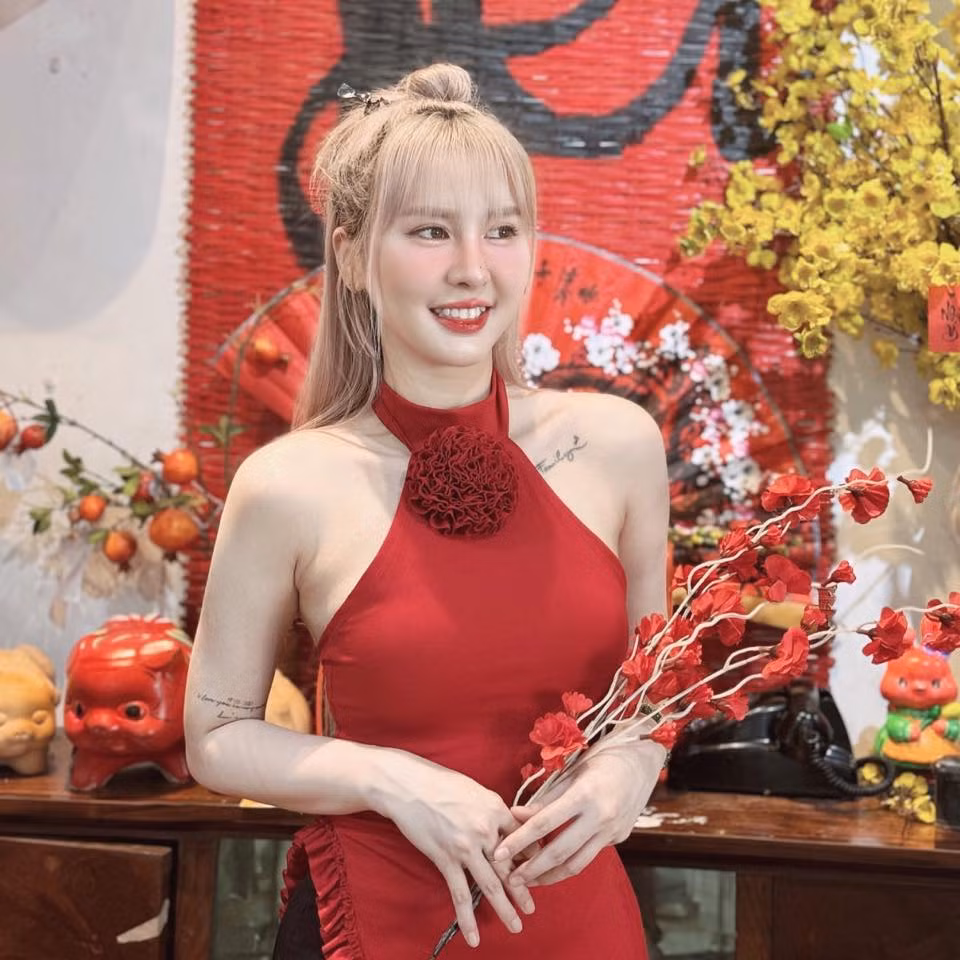 Sau thời gian đó, Ngân Sát Thủ được fan tinh ý nhận ra rằng cô rất khó khăn và suy sụp.