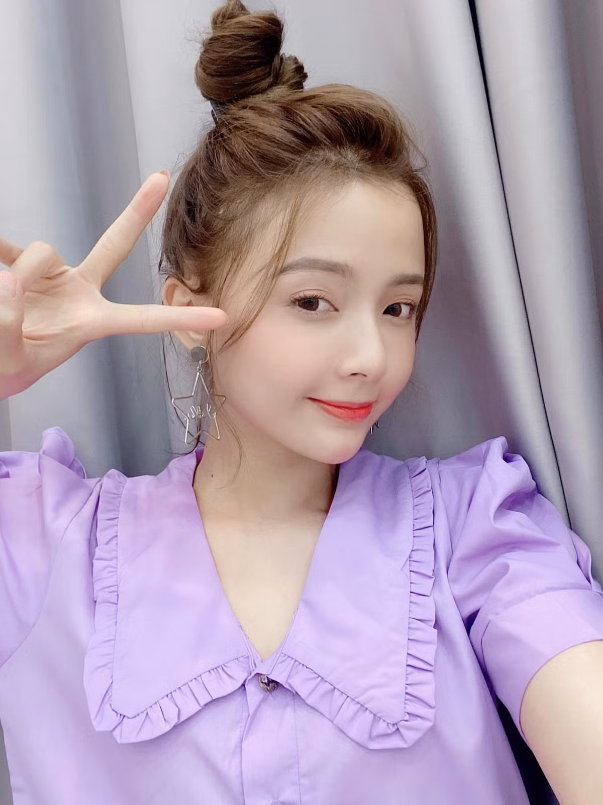 Tuy nhiên, cô nàng vẫn giữ nguyên nét đẹp xinh xắn, đáng yêu của mình dù đã 7 năm trôi qua. Hiện tại, trang cá nhân Facebook của Lan Hương đang sở hữu tới hơn 500 ngàn theo dõi.