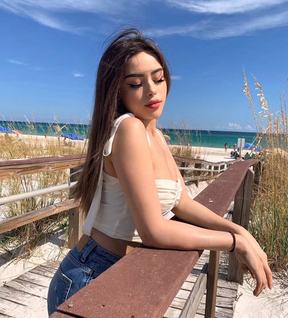 Hayley cũng bật mí, không hề phải khổ sở ăn kiêng mà vốn dĩ đã không thích đồ chiên rán, nhiều dầu mỡ. Bên cạnh đó, thói quen thường xuyên tập gym tại nhà cũng giúp cô nàng sở hữu thân hình gọn gàng, nóng bỏng như hiện tại.