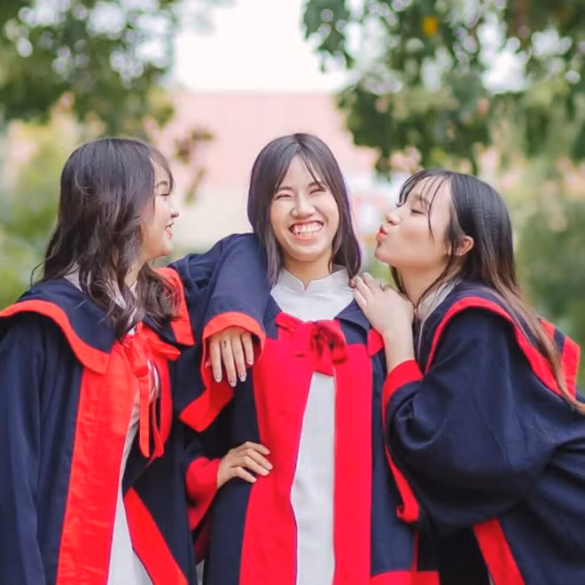 Ngoài những bức ảnh vui nhộn, lớp 12A1 còn chụp kỷ yếu với 3 concept chính: áo dài - vest, áo cử nhân và phong cách retro nhằm lưu giữ những giây phút đẹp nhất tuổi học trò.