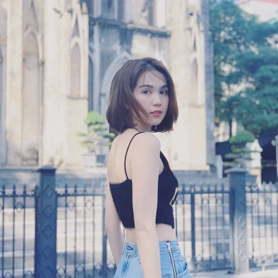 Biết được lợi thế hình thể của bản thân, Ngọc Trinh chăm chỉ diện trang phục khoe eo, khi chụp hình cũng khéo léo để lộ vòng 2.