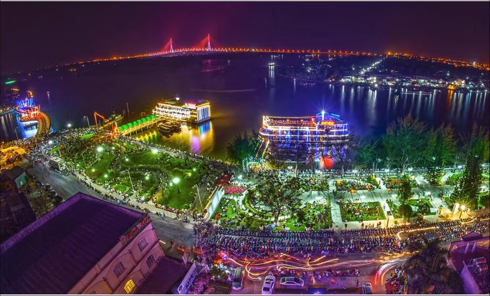 Để đến được chợ nổi, du khách có thể đặt tàu khởi hành từ bến Ninh Kiều và di chuyển đến chợ trong khoảng 30 phút. Ảnh: canthotourist.vn
