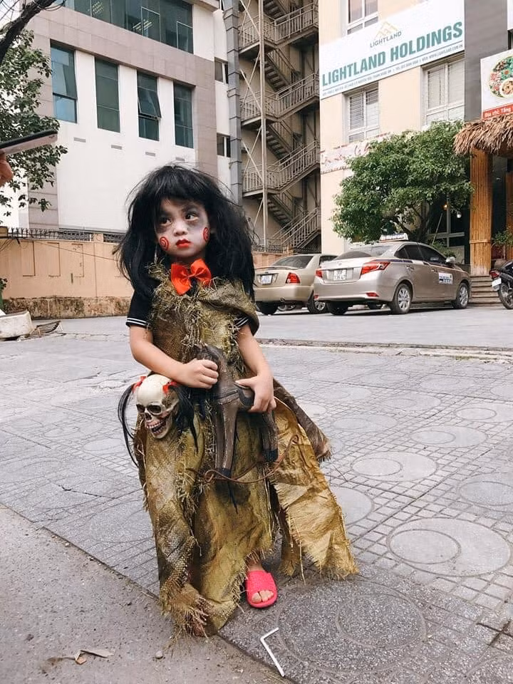 Cô bé này khi vừa ra đường đã chiếm trọn sự chú ý từ những người xung quanh.