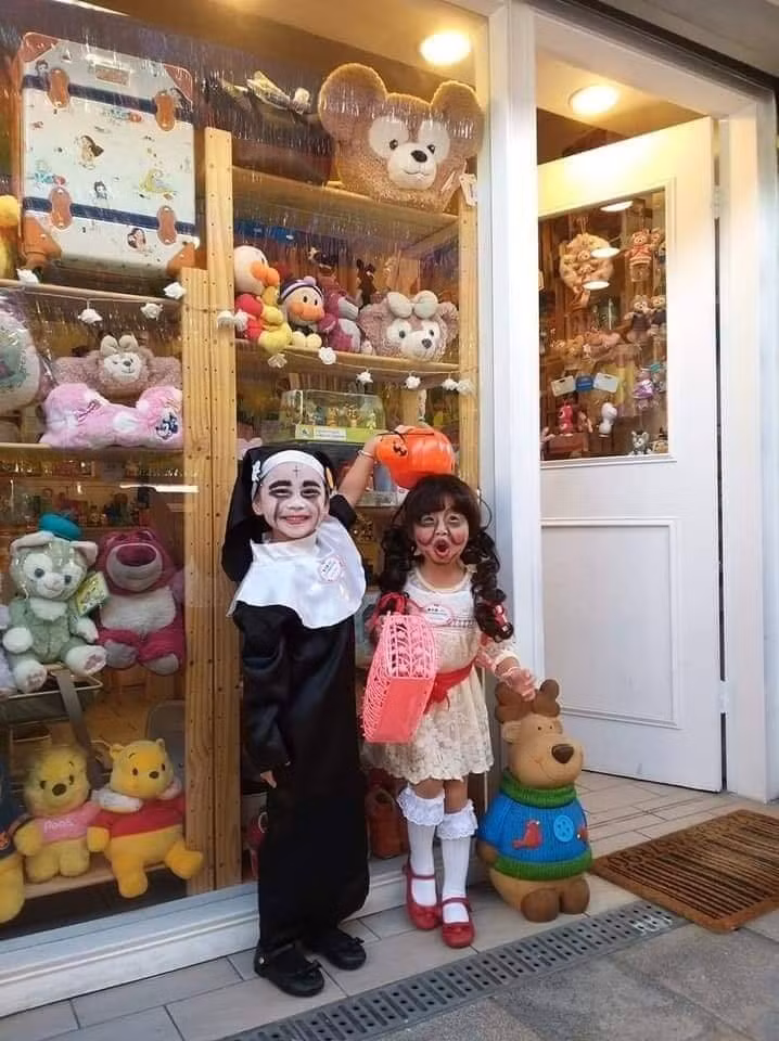 Ngày hội Halloween là lúc các phụ huynh thể hiện tài năng "hoạ mặt" giúp các bé được tận hưởng dịp lễ một cách trọn vẹn.