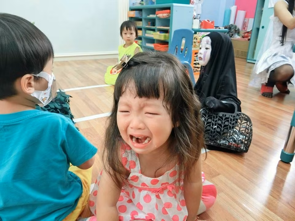 Thậm chí khi diện bộ đồ này, cô bé đã khiến bạn bè phải khóc thét vì sợ hãi. Tuy nhiên nhiều người lại thấy bé rất dễ thương.