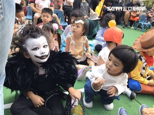 Nhiều em bé có vẻ còn khá tò mò, lạ lẫm trong lễ hội hoá trang.