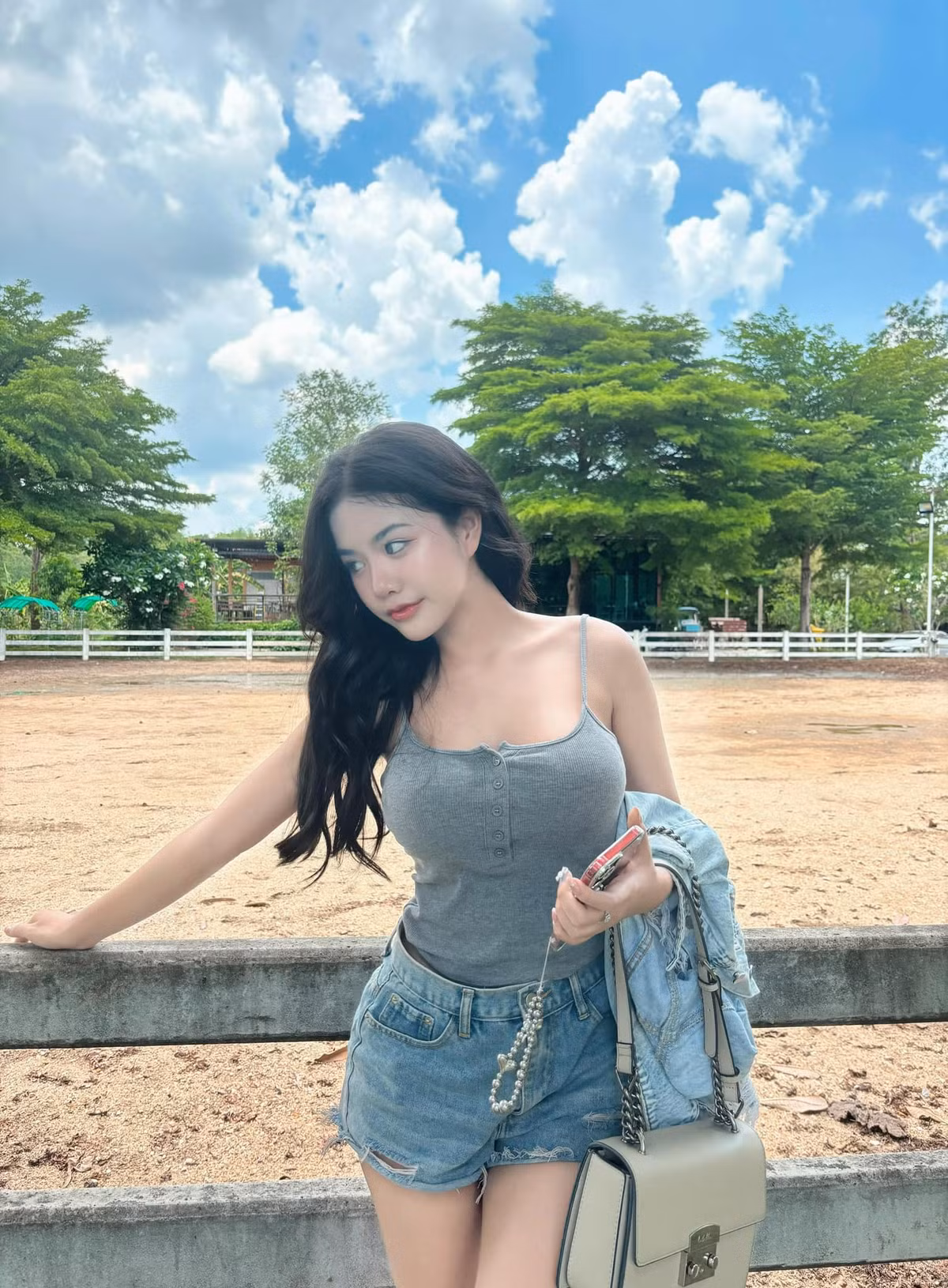 Cô nàng sở hữu body tuyệt phẩm với vòng 1 căng đầy và vòng eo con kiến.