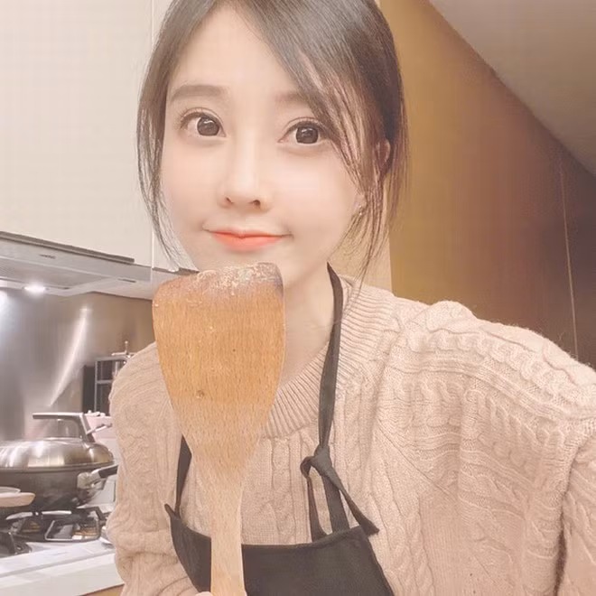 ( Phùng Đề Mạc) hay Feng Timo tên thật là Phùng Á Nam, sinh tại Trùng Khánh, Trung Quốc. Cô nàng làm một hot streamer nổi tiếng trên nền tảng Douyu - trang livestream nổi tiếng nhất Trung Quốc.