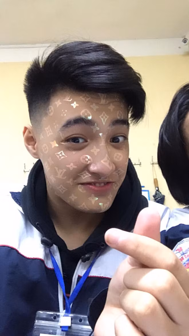 Ngay lập tức, danh tính của hot boy này được tìm ra, cậu bạn có tên Nguyễn Đức Cương, sinh năm 2003, đến từ Ninh Bình. Anh chàng sở hữu nụ cười tươi rói, đôi mắt to rõ mí và mái tóc vuốt vuốt đúng chuẩn "soái ca đi học" như trong những bộ phim ngôn tình Trung Quốc.